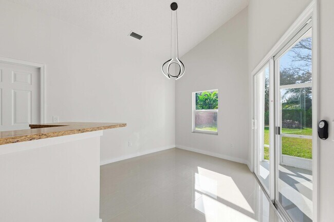 Building Photo - 3031 SE Galt Cir