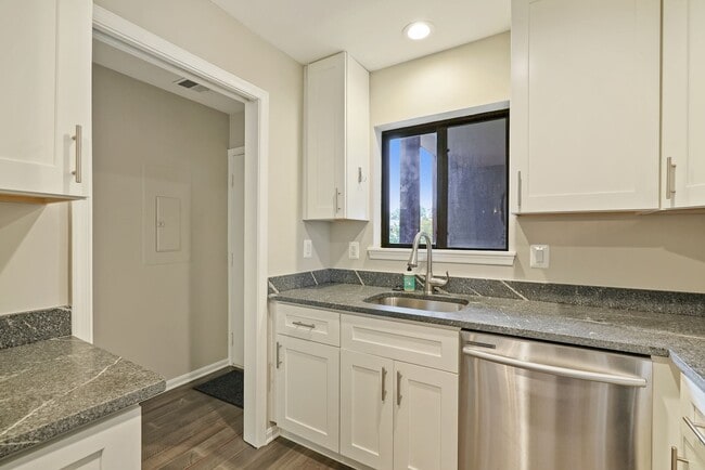 Building Photo - 2815 Lee Oaks Ct