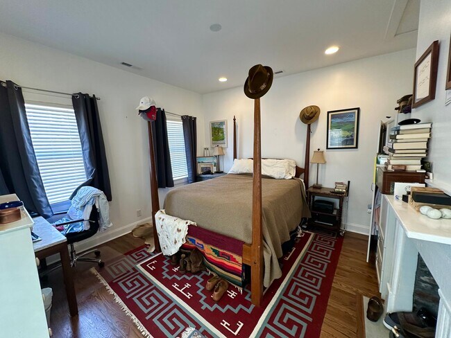 Building Photo - Charming Updated Three Bedroom Home Downtown