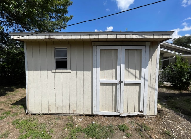 Building Photo - 2739 W Woodlawn Ave
