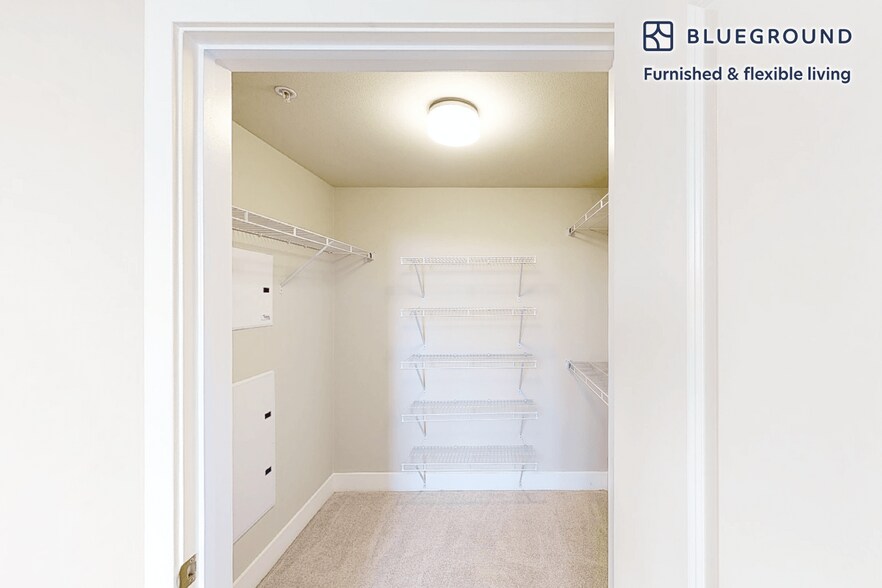 Building Photo - 5685 Park Dr