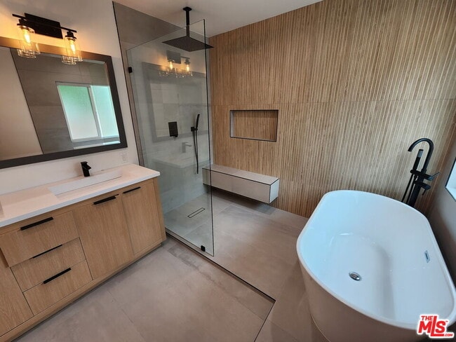 Building Photo - 6121 Sylvia Ave