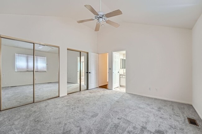 Building Photo - Beautiful Home in Aurora Available now! 2/2