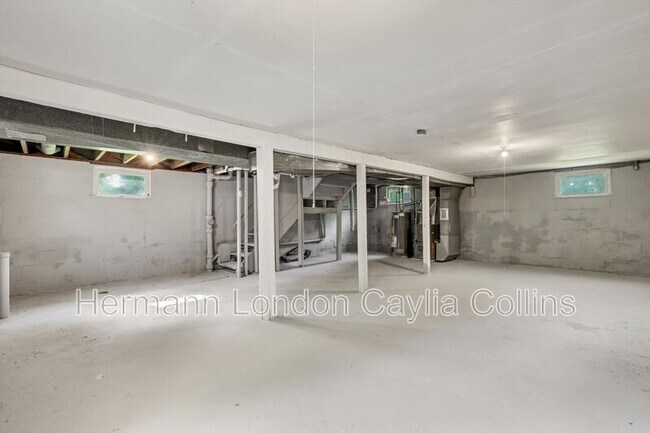 Building Photo - 10117 Count Dr