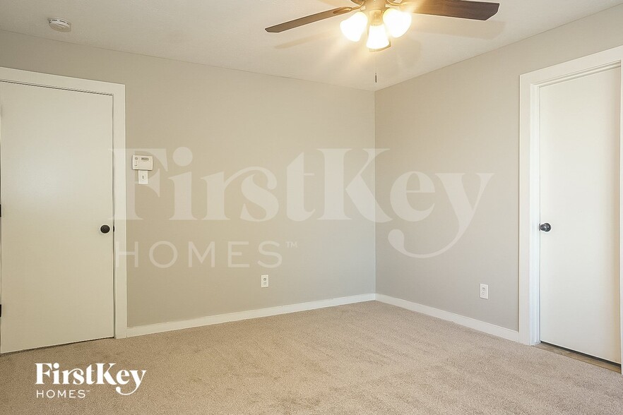 Building Photo - 7311 Village Lake Dr