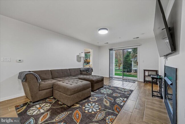 Building Photo - 10010 Vanderbilt Cir