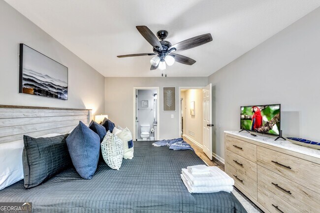 Building Photo - 4210 Lakes End Dr NW