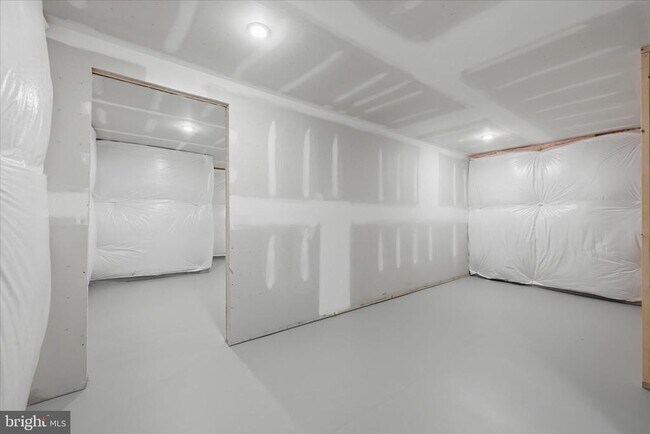 Building Photo - 148 Huntwell W Ave