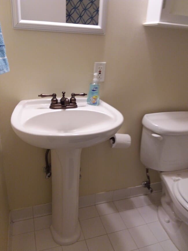 Building Photo - 2 Bedroom 2 Bathroom End Unit Townhome Close to NAS