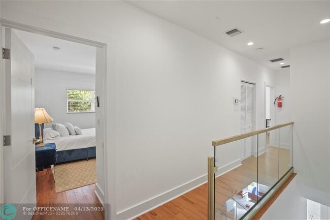 Building Photo - 833 SW 17th St