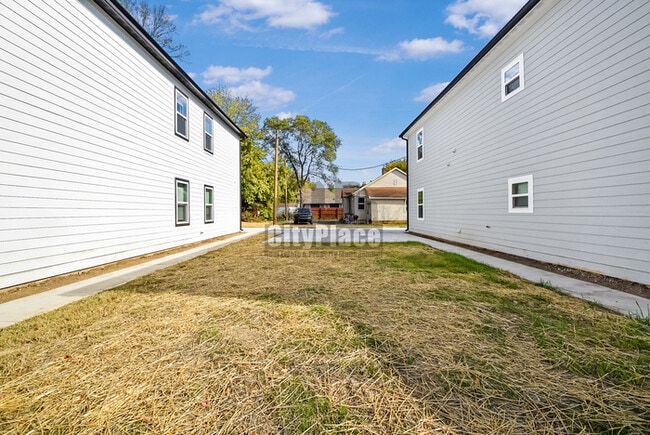 Building Photo - 2801 E Riverside Dr