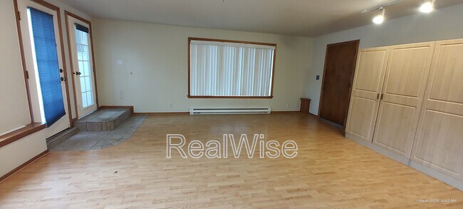 Building Photo - 355 W Selmar Ct