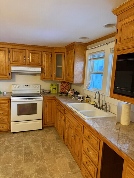 Building Photo - 310 Main St