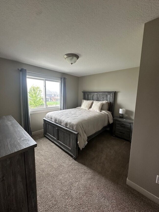 Building Photo - 5 bedrooms 3 bathrooms and a 3-car garage