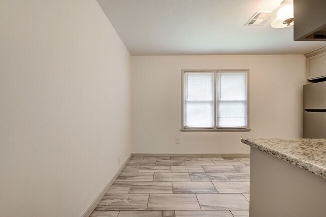 Building Photo - * * * $500 Move-In Special * * * Charming ...