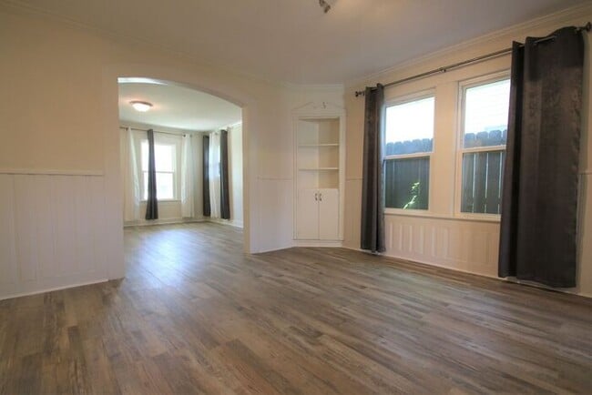 Building Photo - (("Wake Up in a Home YOU Love")) 2/2 STUNNING House Close to Exciting Downtown Fort Worth! An ABS...