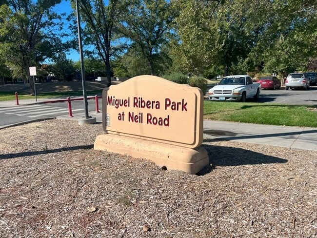 Building Photo - Ground Floor Two Bedroom with Community Pool