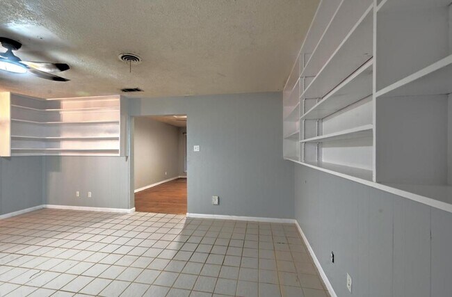 Building Photo - 2138 Lynbrook Ln