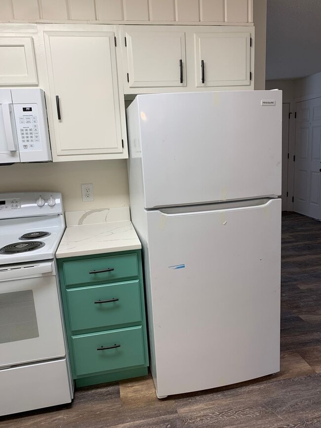 Building Photo - 2 Bdrm 1 Ba | Baxter & Northern Lights are...
