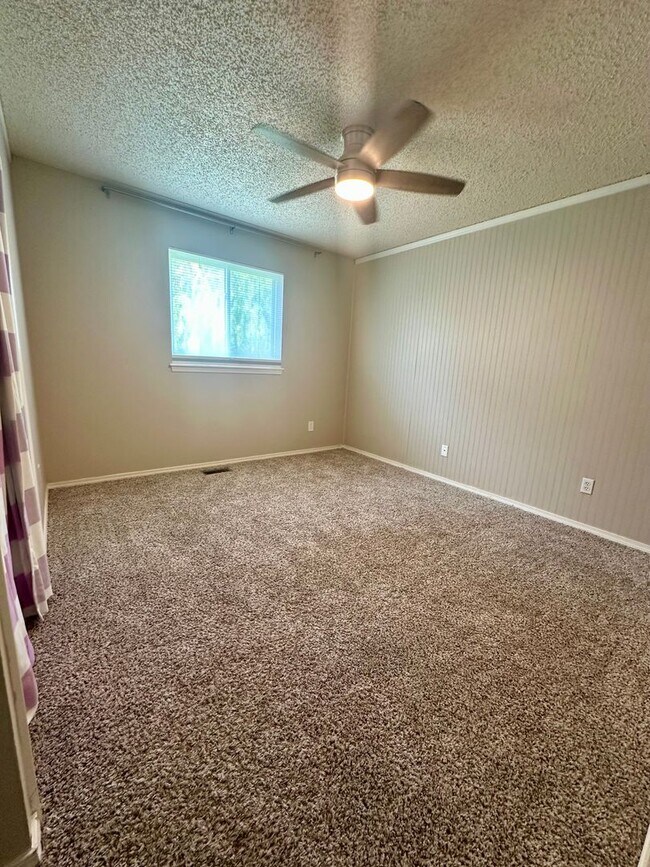 Building Photo - Beautifully Updated 5-Bedroom Home Near Ut...