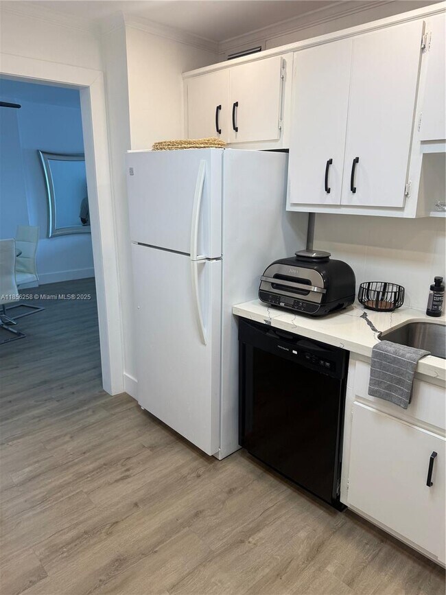 Building Photo - 400 Kings Point Dr