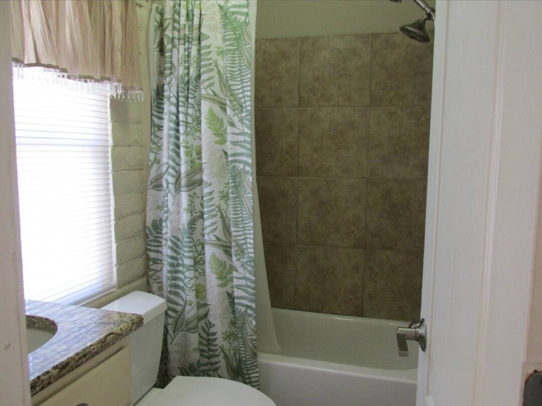 Bathroom with tub /shower - 236 N Saguaro Dr