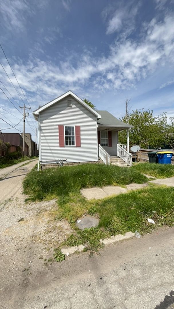 Building Photo - 2 Bed House w/ Ramp Access and Fenced in Back Yard + Walk In Shower