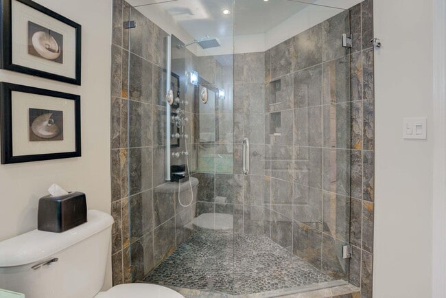 Building Photo - 500 Uno Lago Dr