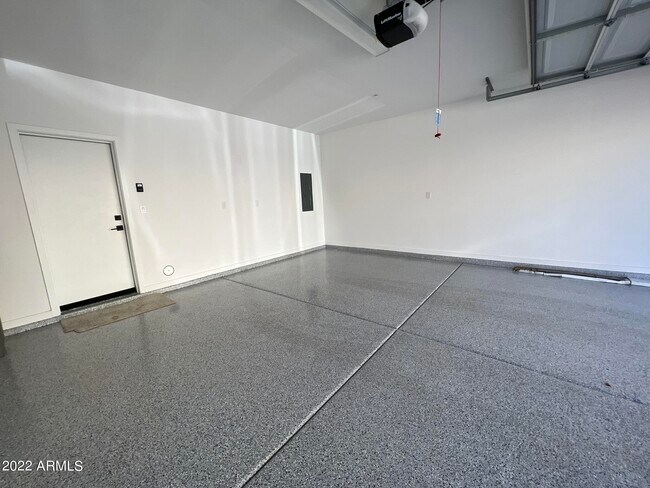 Building Photo - 746 E Doral Ave