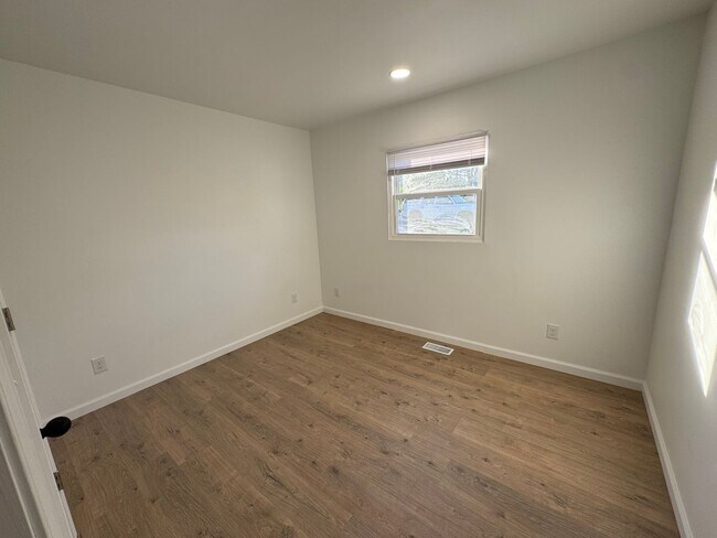 Building Photo - 3 Bedroom, 1 bath house with a bonus room