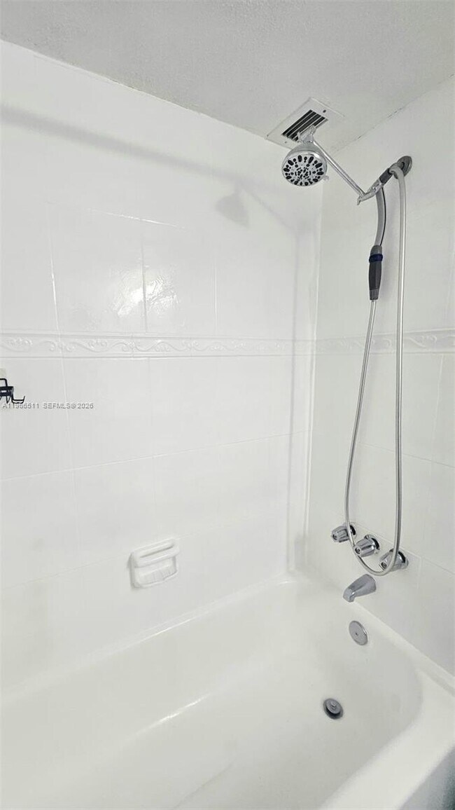 Building Photo - 1000 Parkview Dr