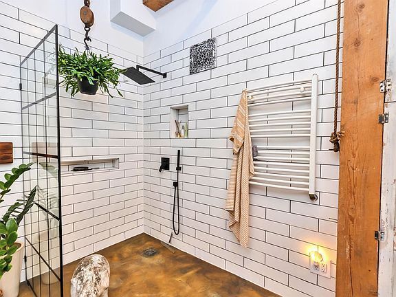Building Photo - High end stunning condominium located at t...
