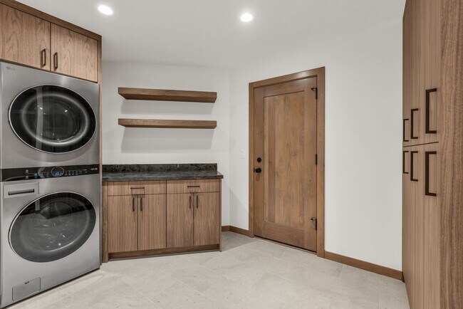 Building Photo - Pinebrook Luxury Remodeled Home