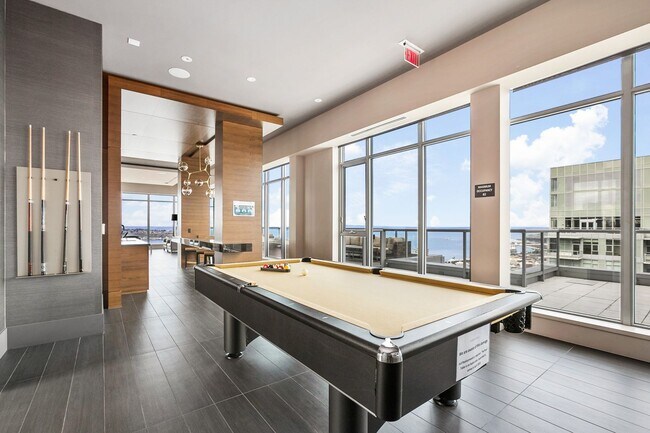 Building Photo - Stellar Denny Triangle Luxury Condo
