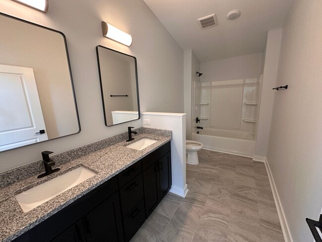 Building Photo - Spacious Two-Bedroom Condo off Masonboro Loop