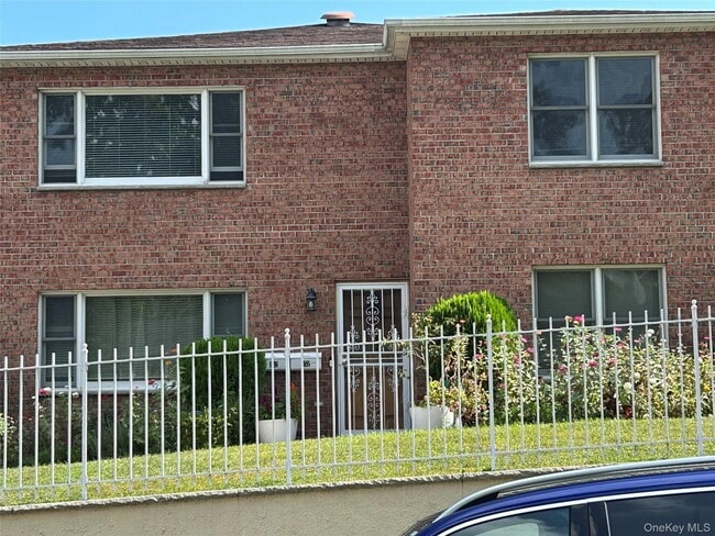 Building Photo - 152 Florence St