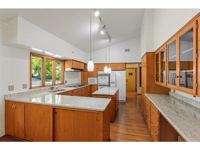 Building Photo - 6400 Greenbriar Ave
