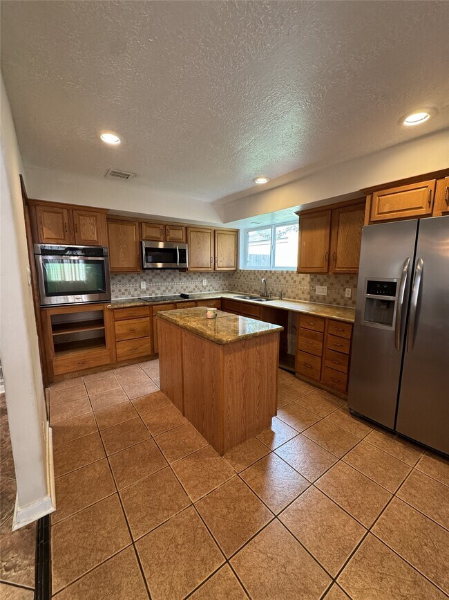 Building Photo - 11322 Briar Forest Dr