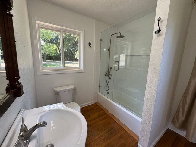 Building Photo - Pensacola - 2 bedroom, 2 bathroom w/ sunro...
