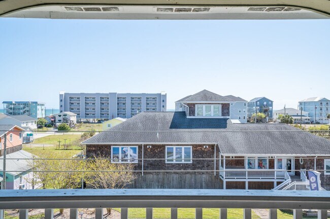 Building Photo - COZY,  FURNISHED OFF-SEAON MONTHLY RENTAL