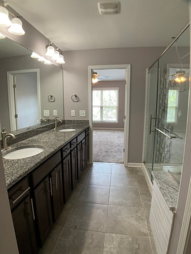 Building Photo - Gorgeous Townhome in Brier Crossings!