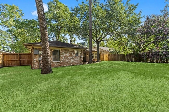 Building Photo - 2102 Whitelaw Dr