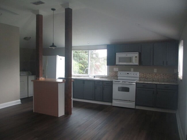 Building Photo - 3020 Selma Ave