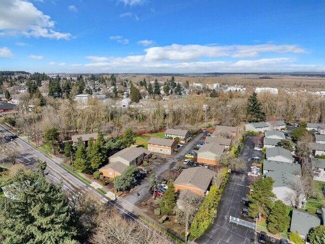 Building Photo - 2 bedroom Available! Pets OK! 1st month RE...