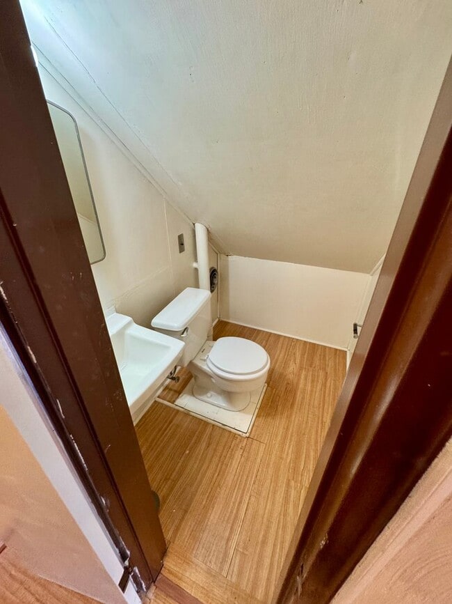Building Photo - Charming 4 Bed 1.5 Bath house with BRAND NEW KITCHEN!!!