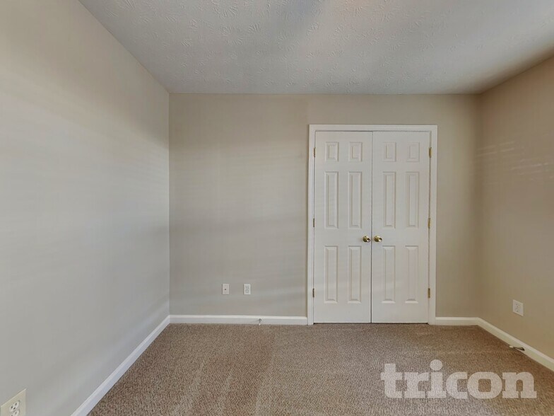 Building Photo - 930 Willow Hollow Dr