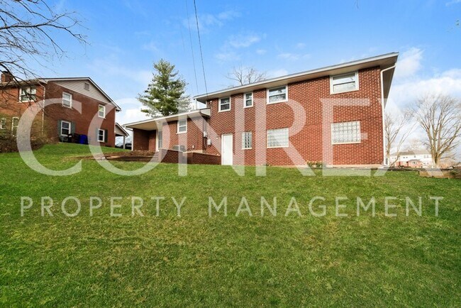 Building Photo - Unique Quad Level Home