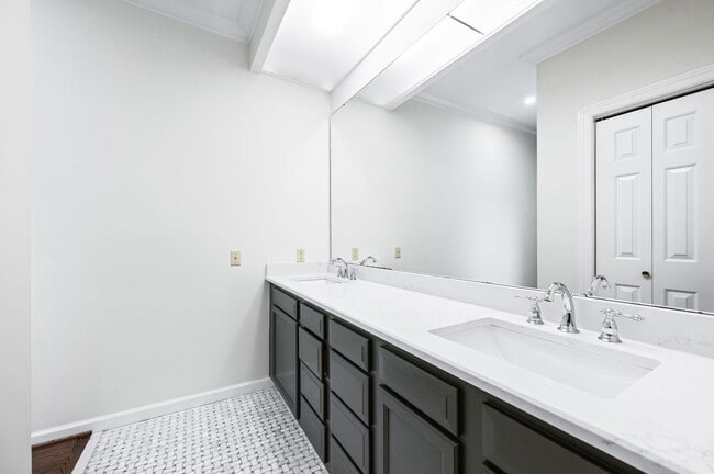 Building Photo - Awesome 3BE/2BA home in the heart of Green...
