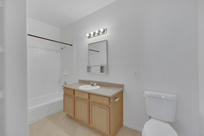 Building Photo - 2 bedroom Townhouse