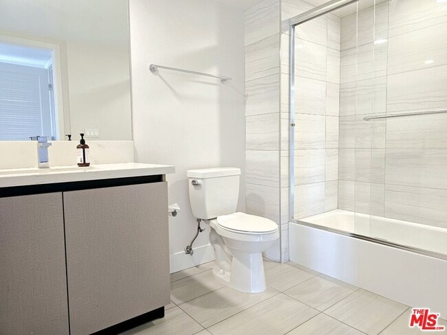 Building Photo - 5030 Rosewood Ave